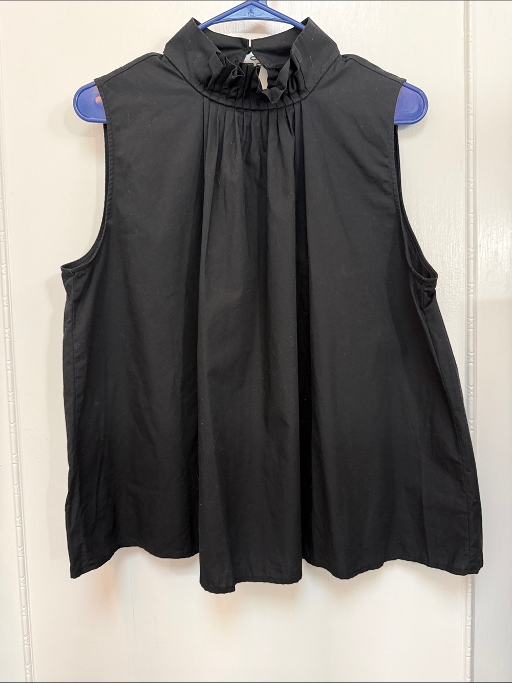 Banana Factory Sleevless Blouse Button in the back high neck